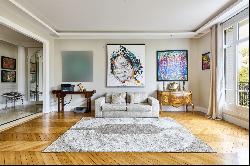 Paris 16th District - An elegant 4-bed apartment