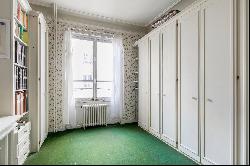 Paris 16th District - A spacious 4/5 bed apartment