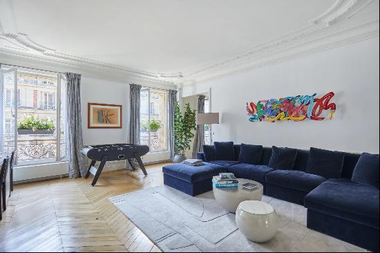 Paris 8th District - A bright 3-bed apartment