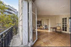 Paris 16th District – A 6-bed family apartment with a balcony