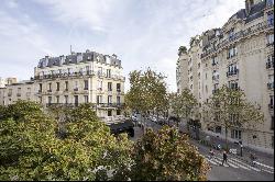 Paris 16th District – A 6-bed family apartment with a balcony