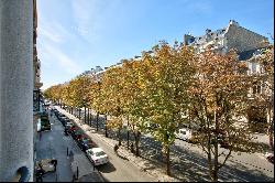 Paris 8th District - A superb pied a terre in Avenue Montaigne