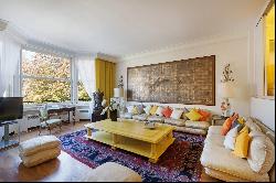 Paris 8th District - A superb pied a terre in Avenue Montaigne