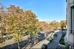 Paris 8th District - A superb pied a terre in Avenue Montaigne