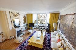 Paris 8th District - A superb pied a terre in Avenue Montaigne