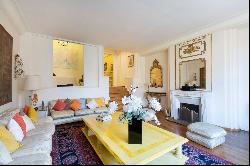 Paris 8th District - A superb pied a terre in Avenue Montaigne