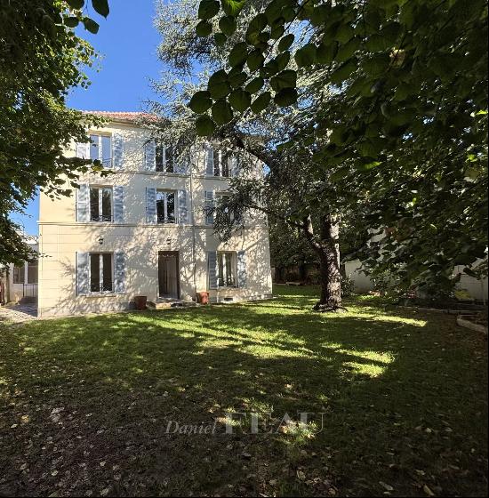 Saint-Germain-en-Laye  -  An ideal family home