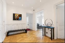 Paris 16th District – An elegant 4-bed apartment benefiting from an Eiffel Tower view