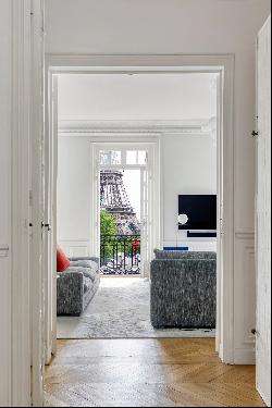 Paris 16th District – An elegant 4-bed apartment benefiting from an Eiffel Tower view