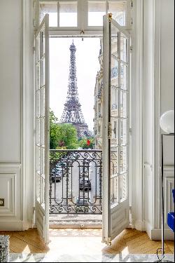 Paris 16th District – An elegant 4-bed apartment benefiting from an Eiffel Tower view