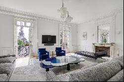 Paris 16th District – An elegant 4-bed apartment benefiting from an Eiffel Tower view