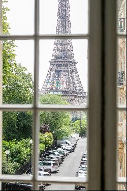 Paris 16th District – An elegant 4-bed apartment benefiting from an Eiffel Tower view