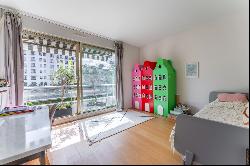 Boulogne North - A renovated 2-bed apartment with balconies