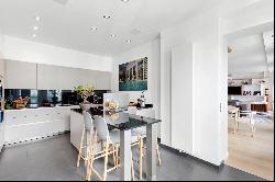 Paris 8th District - A 3-bed apartment with a balcony