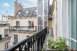 Paris 8th District - A 3-bed apartment with a balcony