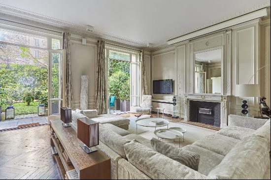 Paris 8th District - An exceptional 4-bed apartment with a leafy garden