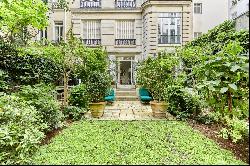 Paris 8th District – An exceptional 4-bed apartment with a leafy garden