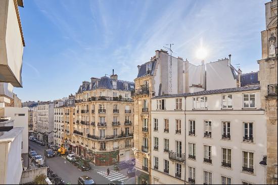 Paris 16th District - A 2-bed apartment with a balcony