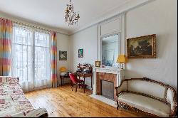 Paris 7th District – A 3-bed apartment with a balcony