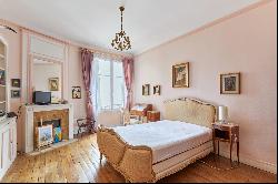 Paris 7th District – A 3-bed apartment with a balcony