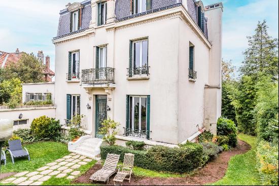 Suresnes - A superb period property with a garden