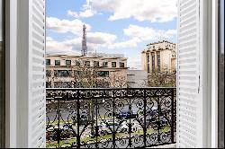 Paris 16th District – An elegant 3-bed apartment with a balcony