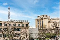 Paris 16th District – An elegant 3-bed apartment with a balcony