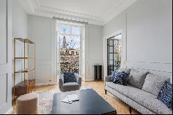 Paris 16th District – An elegant 3-bed apartment with a balcony