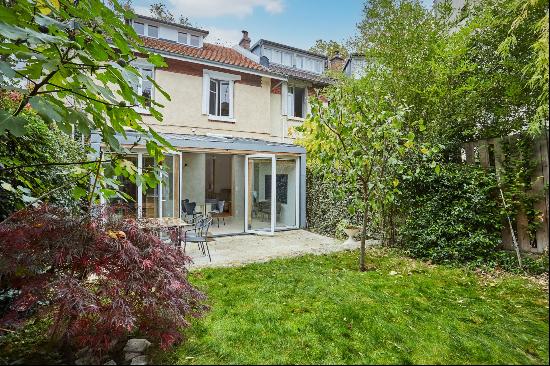 Paris 19th District - A delightful 4-bed property with a garden