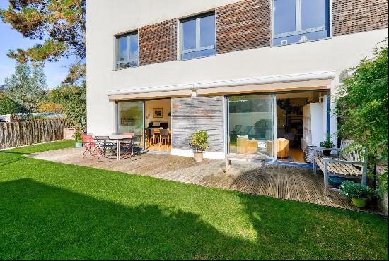 Rueil-Malmaison Golden Triangle - A 4-bed apartment with a 170 sqm garden