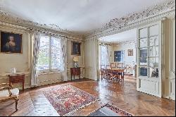 Paris 16th District –  A 5-bed apartment oozing with period charm