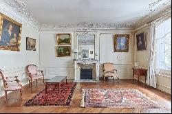 Paris 16th District –  A 5-bed apartment oozing with period charm