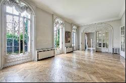 Paris 16th District - A magnificent apartment with a garden