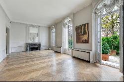 Paris 16th District – A magnificent apartment with a garden