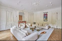 Paris 8th District – An elegant 3-bed apartment