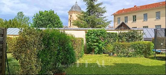 Versailles - A family apartment with a garden