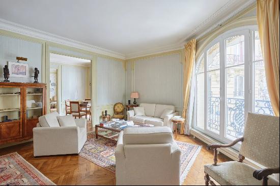 Paris 16th District - An elegant corner apartment