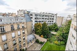 Paris 8th District –  An apartment with a balcony