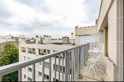 Paris 8th District –  An apartment with a balcony