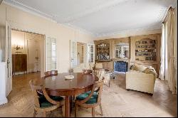 Paris 7th District - An elegant 3/4 bed apartment