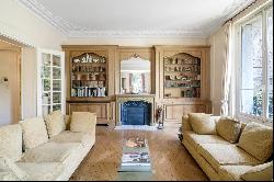 Paris 7th District - An elegant 3/4 bed apartment