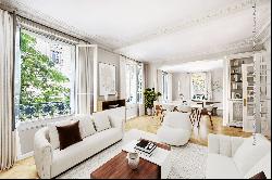 Paris 7th District - An elegant 3/4 bed apartment