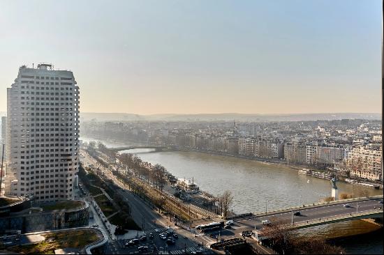 Paris 15th District - A 2-bed apartment commanding panoramic views