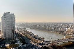 Paris 15th District - A 2-bed apartment commanding panoramic views