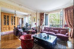 Paris 7th District –  A superb 3/4 bed apartment