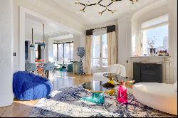 Paris 16th District –  A bright 3-bed apartment