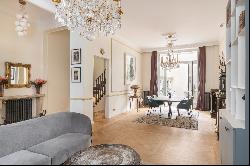 Neuilly-sur-Seine  - A renovated private mansion