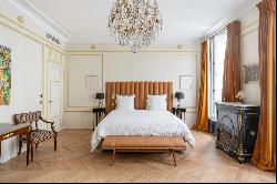 Neuilly-sur-Seine  - A renovated private mansion