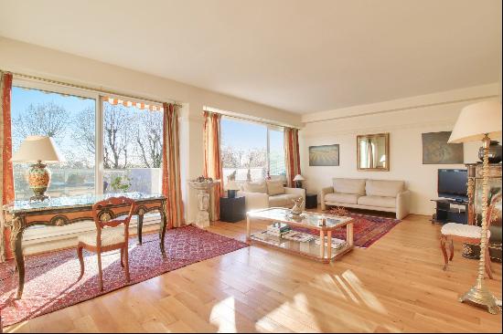 Saint-Cloud Val d'Or - A 2/3 bed apartment with a terrace and balconies