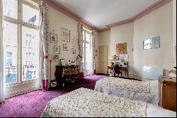 Paris 16th District -  An elegant 2/3 bed apartment